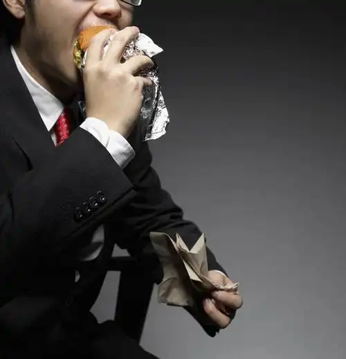 点心,面包,东方人,一个人,商务人士,商务男性,坐,吃,竖图,室内,白天