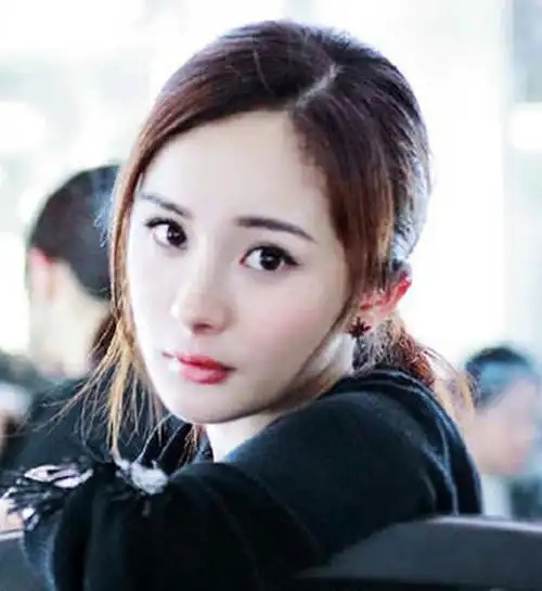 『三七分』刘海也是很有讲究的,处理好头发纹理后来个低马尾,让杨幂