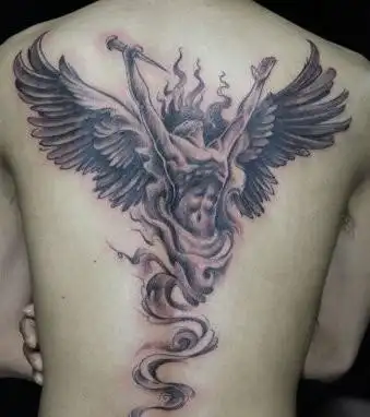 男生背部天使纹身图案