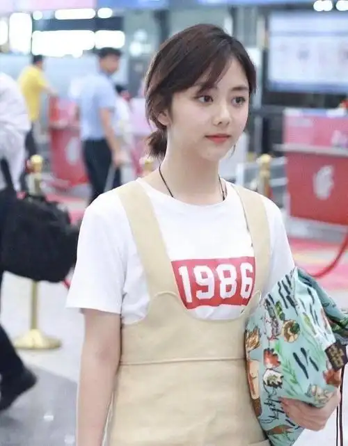 30岁了还在演高中生谭松韵的逆龄穿搭成了个谜