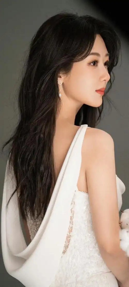 本期美女系列壁纸,我们为大家带来了一组杨紫的精美照片.