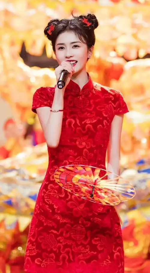 双丸子头白鹿红色旗袍喜庆壁纸