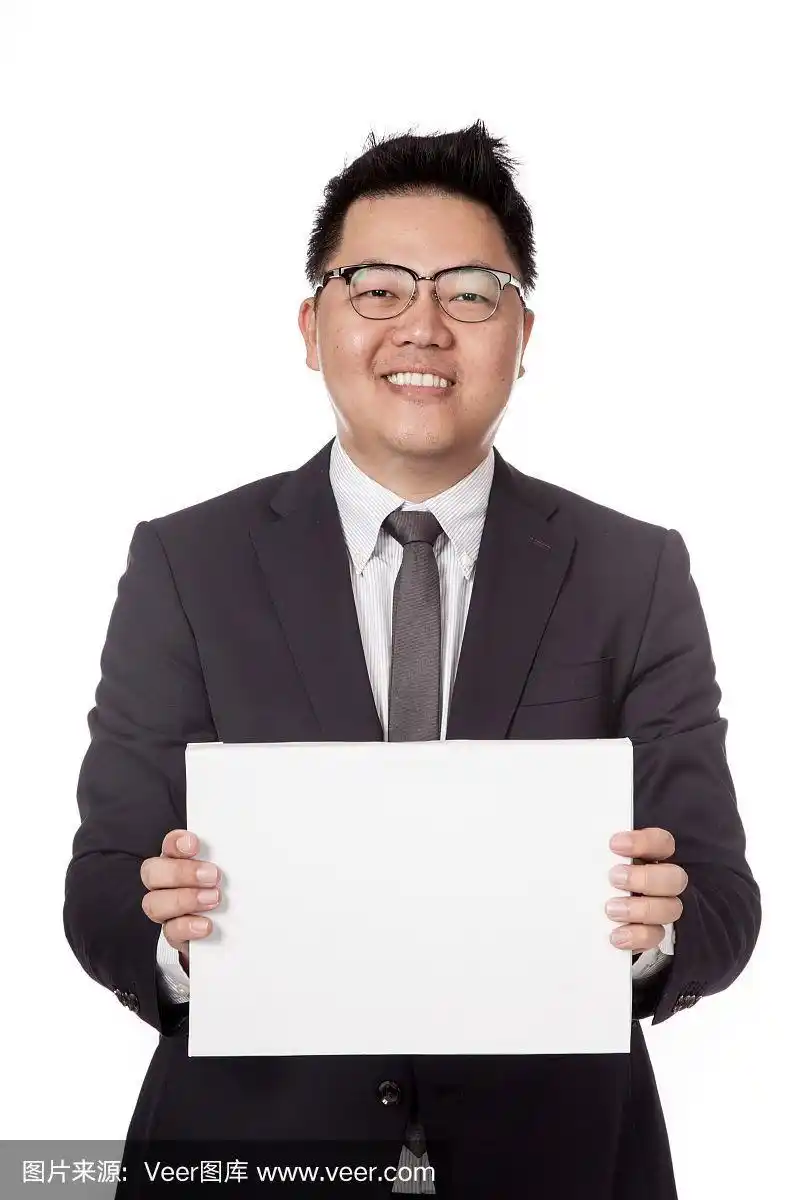 亚洲商人用两只手举着a4空白的牌子