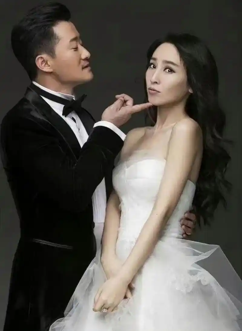 考古谢楠和吴京的婚纱照,原来谢楠长发长这样,怪不得吴京说想要再追