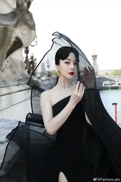 范冰冰超话× 高定礼服惊艳来袭,别致的曲线设计勾勒曼妙的身材,优越