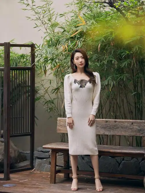 白冰不穿高定礼服也"高级",穿长款白色毛衣简约优雅,美得惊艳