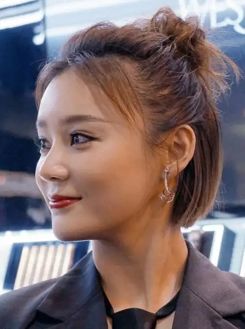 袁姗姗短发丸子头发型 袁姗姗丸子头好看吗