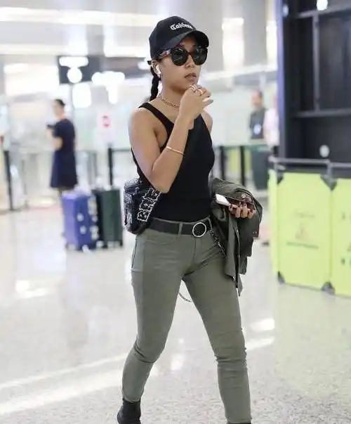 举止间气场很强大,小编觉得吉克隽逸穿衣真有气场,贴身背心配紧身裤