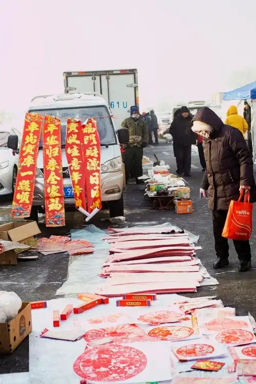 东北早市冻手冻脚 影响不了过年的热乎乎的心情