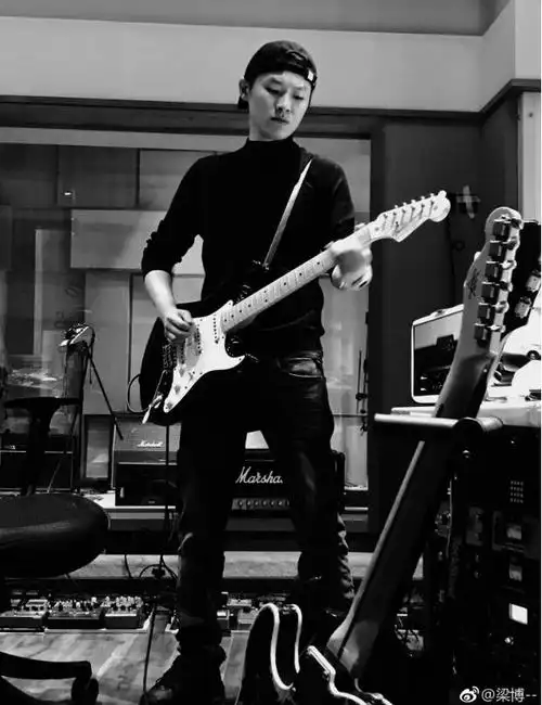 其实这只是一则假新闻,剧刘郡格介绍,她做过9年的乐队和声,曾给梁博