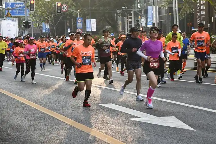 聚焦"上马"2020上海国际马拉松赛 于11月29日7点在外滩金牛广场启跑