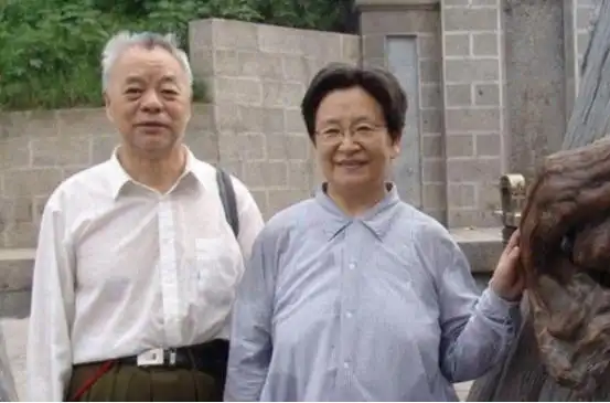 1985年,在李讷孑然一身多年后,她终遇良人,与王景清举行了十分简单的