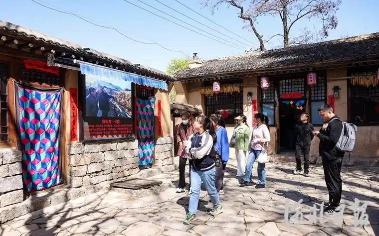 2023年4月30日,"五一"假期,保定市阜平县骆驼湾村迎来众多游客,图为