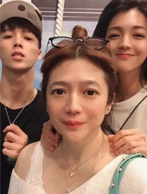 林瑞阳前妻一家同框,一对子女颜值高,比继母张庭生的孩子更出众