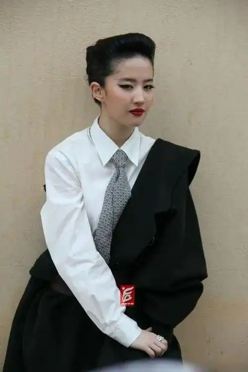 刘亦菲梳大背头化烟熏妆拍大片像假小子仙女颜硬是拍出影楼风
