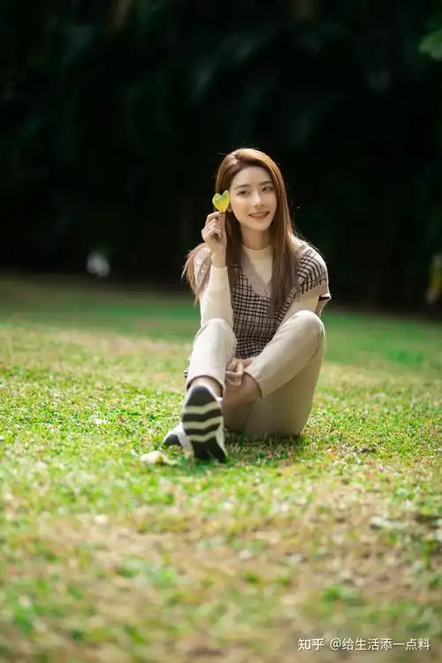 就有一种小女生的感觉,尤其是搭配上一双白色运动鞋,更是青春气息十足