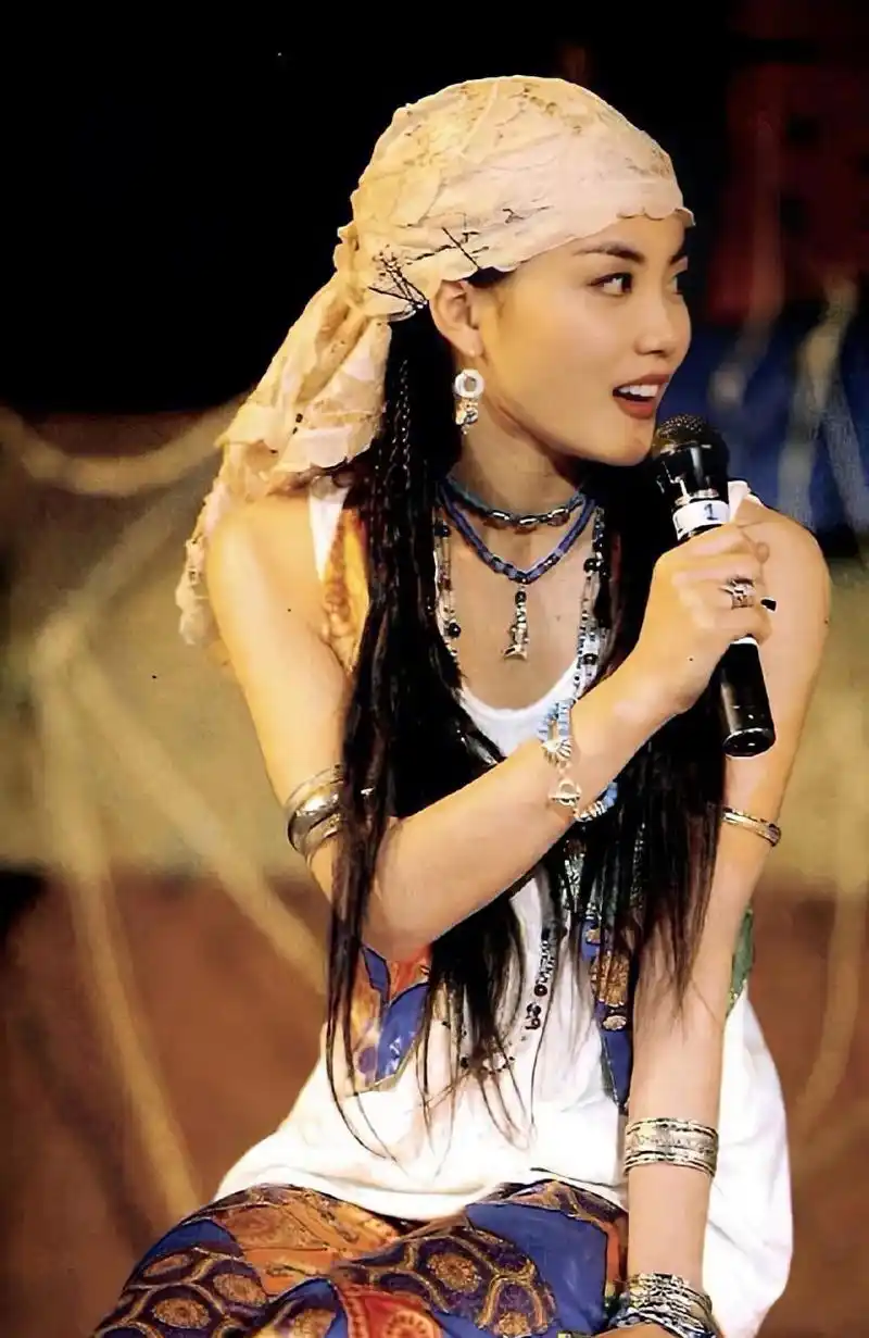 上世纪九十年代港台歌坛,王菲无论在唱歌,还是在时尚穿搭绝对是代表性