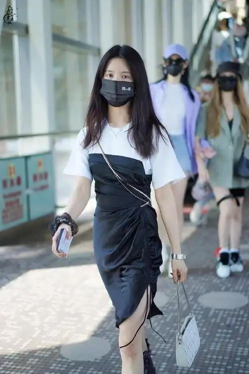 刘些宁今日机场look一则,拼接抽褶设计t恤裙搭配系带靴,紫色鞋带加持