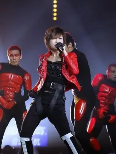 东方早报9月19日报道 2011年《快乐女声》前晚产生了"《黑马》冠军"后