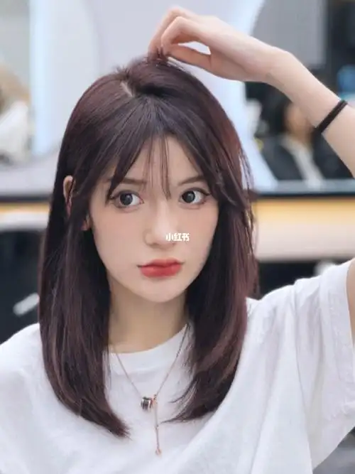 锁骨发边缘层次直发动感也很强糖果甜美