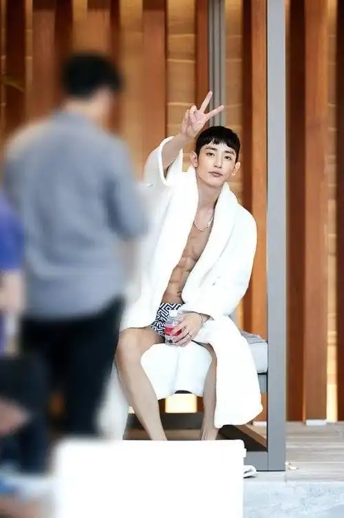 李洙赫就以一场泳池戏引发热议,身上仅披一条浴巾的他露出冰块盒腹肌