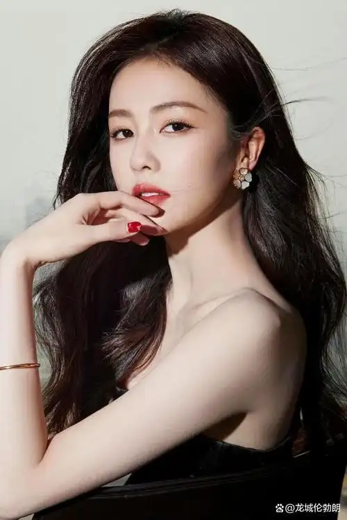 近年来备受瞩目的演员白鹿,最近因为被网友挖出失言受访的视频片段而