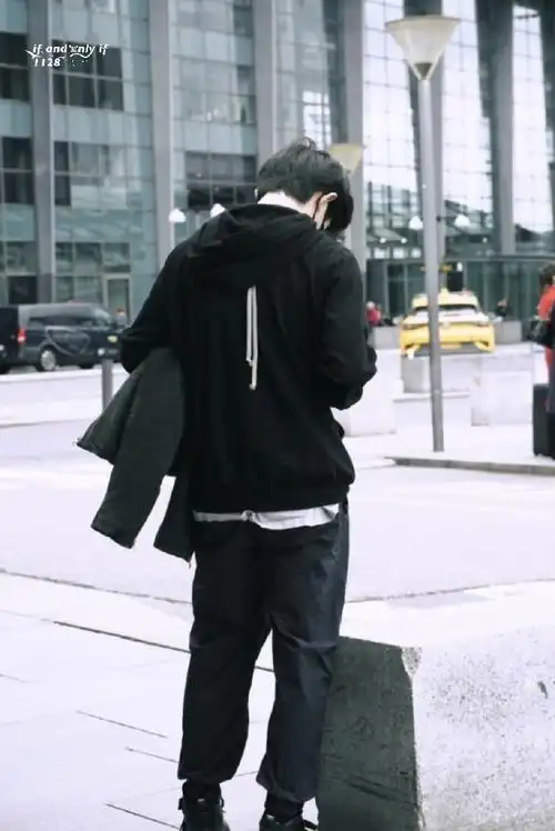 20380看见这张背影图,不知怎的就忽然想起了那年巴塞罗那的小千"一步