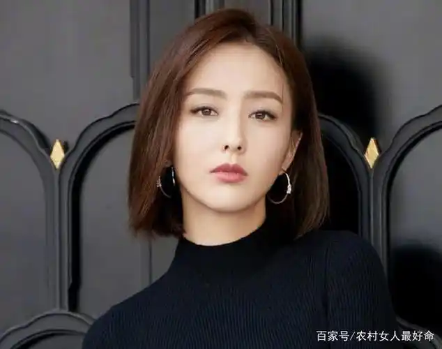 佟丽娅最新街拍美图,短发造型超帅气,高贵冷艳