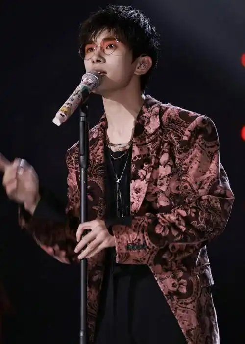 易烊千玺双十一惊喜夜惊艳登场,玫瑰花雨浪漫唯美带来视听双享受_观众