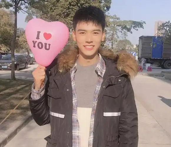 继地铁拍戏路透龚俊大学时期照片流出这么高人气不是没有原因