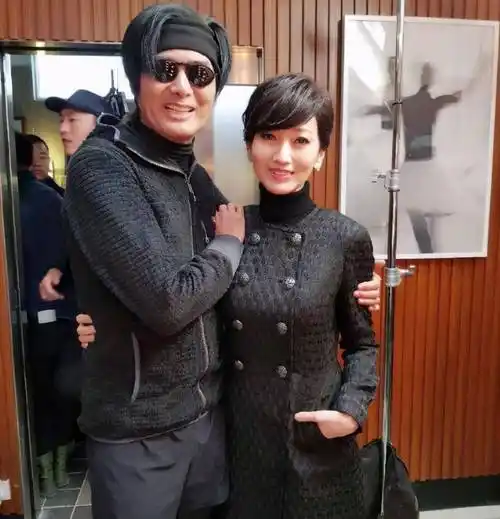 六旬赵雅芝周润发合影曝光,她竟然比发哥大半岁,却比男神显年轻_荧屏