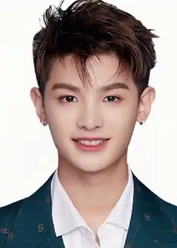 黄明昊超话 黄明昊超话 /证件照分享 礼貌拿图 @jjjustin0219