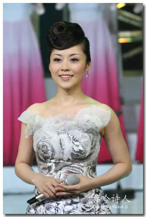 p>陈笠笠,生于湖南,毕业于中国音乐学院声歌系.