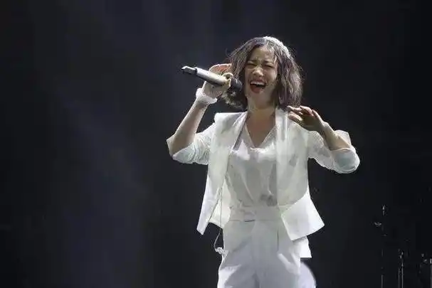 那英爱徒32岁走红,34岁去世,却让刘欢惋惜不已?_姚贝娜_父母_父亲