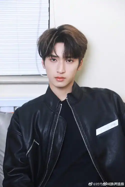 严浩翔黑色皮衣随拍##严浩翔说他真不热