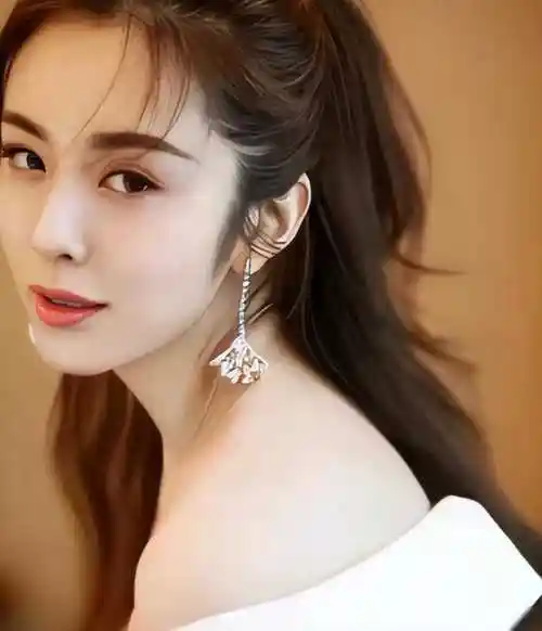 年过四旬的女星新宠:王晓晨令人惊艳,丰满有料,身材比例完美_生活