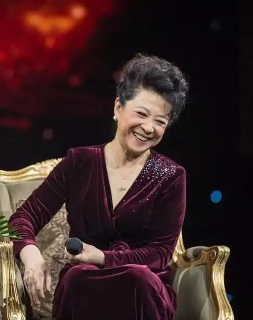 没想到天下第一嫂王馥荔已70岁夫妻恩爱儿子王骁是星二代