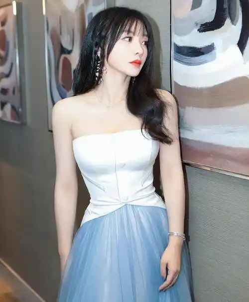 柳岩一身高马尾连身裙现身_连衣裙_身材_时尚