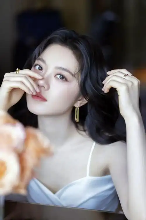 国民闺女赵今麦白色吊带裙大赏,这唇形圈内估计是无敌了