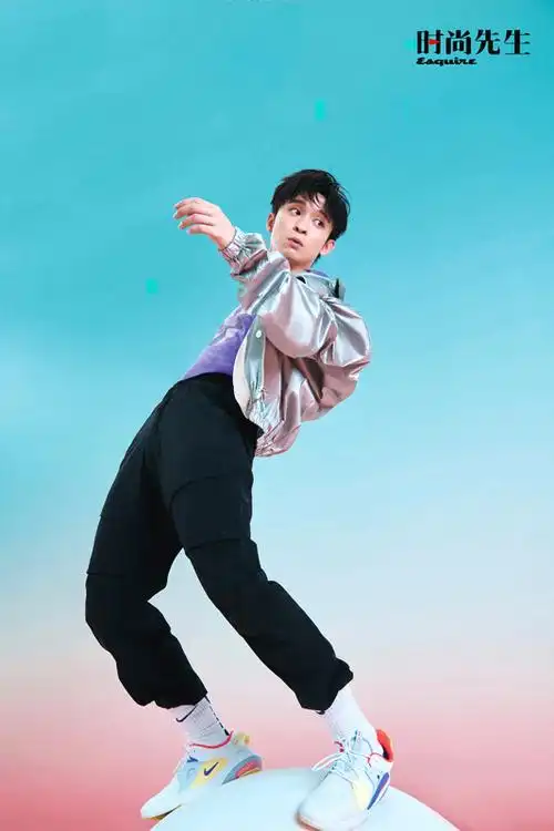 董子健登时尚封面展现运动玩家多面魅力