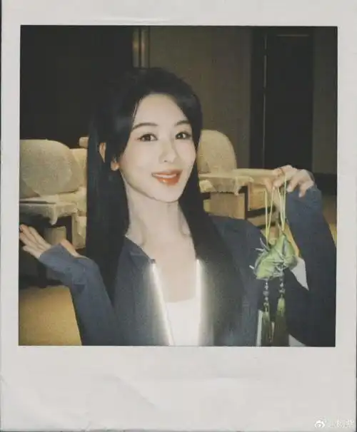 杨紫端午拍立得96  提灯照好可爱呀 眼睛亮亮的美鼠我了 这个发型