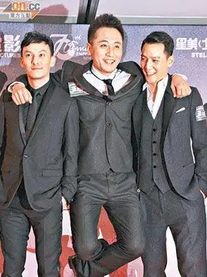 中间的刘烨与吴彦祖(右)对了亲家