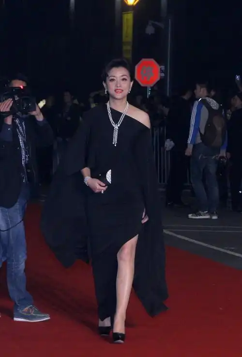 原创杨澜看着不胖腿却不细穿修身裙显胯宽没曲线圆鼓鼓小肚子吸睛