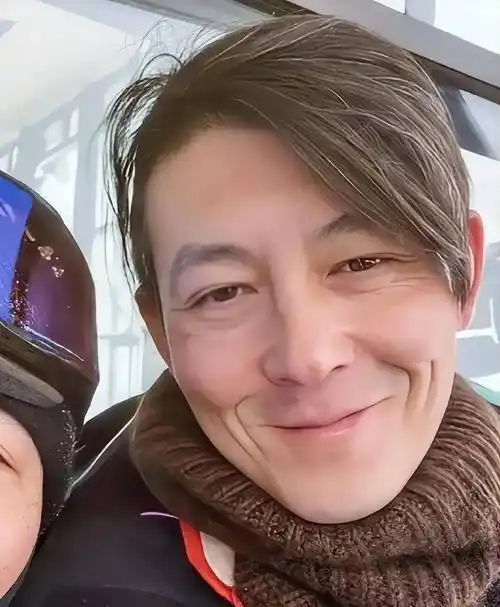 6位男星白发照,成龙一夜苍老,刘德华也逃不过_吴彦祖_周星驰_因为