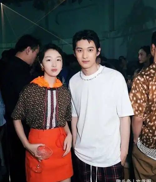 不论是作为单纯的好闺蜜还是亲密的男朋友,不论是玩咖与否,周冬雨定有