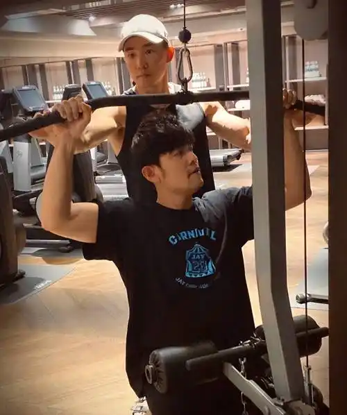 经过四个月的训练,周杰伦拥有了八块腹肌和人鱼线的完美身材,腰痛也