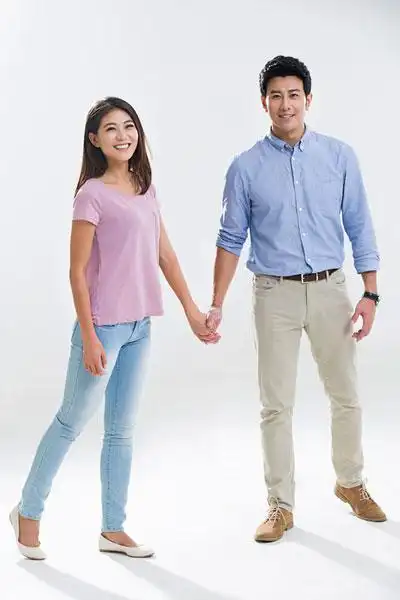 快乐的年轻情侣手牵手