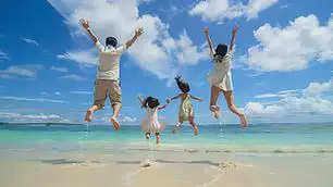 一家三口合影摄影图