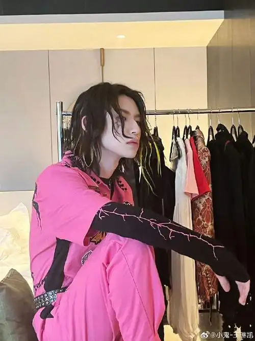 小鬼芭比粉工装裤造型##小鬼说现场就要躁起来