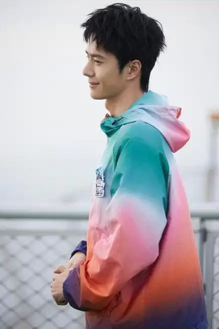 王一博多巴胺运动造型有,侧颜痞笑的一博也太帅了吧